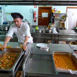 Residencia Nuestra Señora del Rosario personal de cocina preparando comida