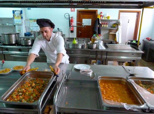 Residencia Nuestra Señora del Rosario personal de cocina preparando comida