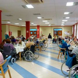 Residencia Nuestra Señora del Rosario personas mayores sentadas en comedores