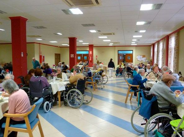 Residencia Nuestra Señora del Rosario personas mayores sentadas en comedores