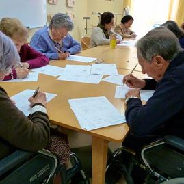 Residencia Nuestra Señora del Rosario personas mayores escribiendo sobre papel