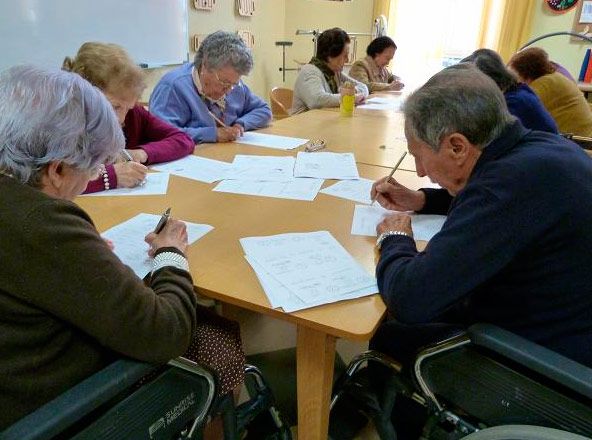 Residencia Nuestra Señora del Rosario personas mayores escribiendo sobre papel