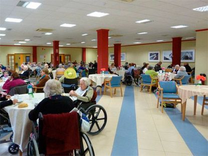 Residencia Nuestra Señora del Rosario personas mayores reunidas