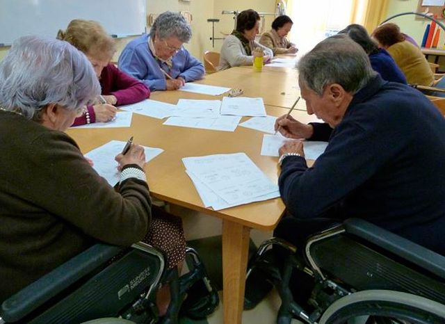 Residencia Nuestra Señora del Rosario personas mayores escribiendo