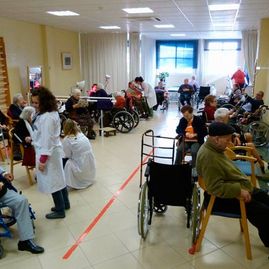 Residencia Nuestra Señora del Rosario personas mayores reunidas en sala