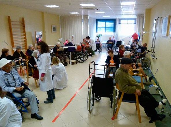 Residencia Nuestra Señora del Rosario personas mayores reunidas en sala