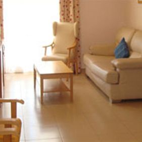 Residencia Nuestra Señora del Rosario sillas y mesa